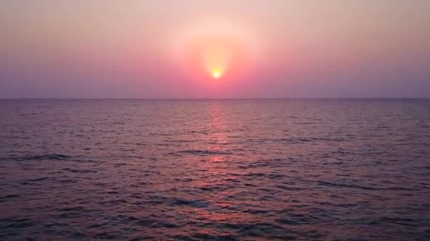 Panorama estivo della lussuosa vacanza al mare in riva alla laguna blu acqua con sfondo di sabbia bianca vicino al surf — Video Stock