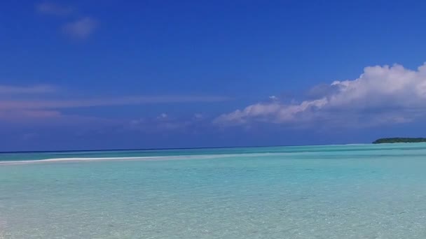 Céu vazio de praia turística tropical vida selvagem por água azul e fundo arenoso brilhante perto do resort — Vídeo de Stock