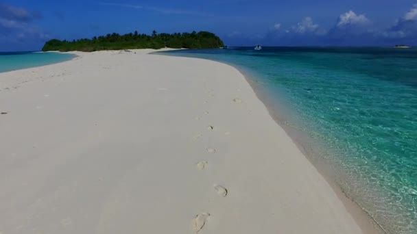 Széles látószögű textúra nyugodt üdülőhely strand utazás kék zöld óceán fehér homok háttér napkelte után — Stock videók