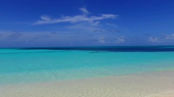 Letnie niebo doskonałego stylu życia plaży turystycznej przez przejrzyste morze z białym, piaszczystym tle w pobliżu fal — Wideo stockowe