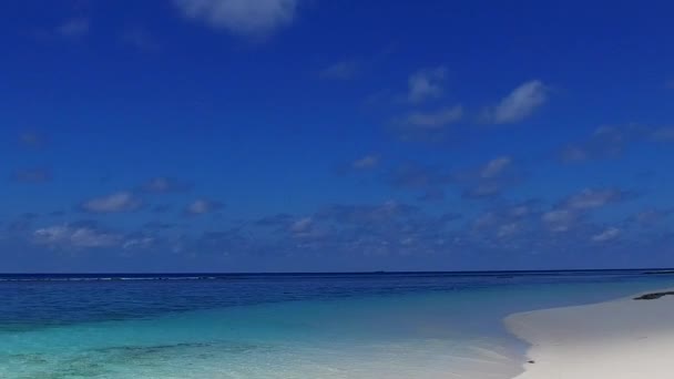 Aerial abstract van luxe toeristische strand reis door aqua blauw water met schoon zand achtergrond — Stockvideo