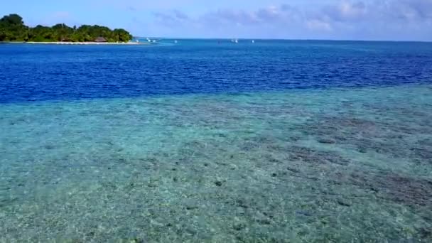 Soleado paisaje marino de la costa exótica viaje de playa por el océano azul aqua con fondo de arena blanca cerca de arrecife — Vídeos de Stock