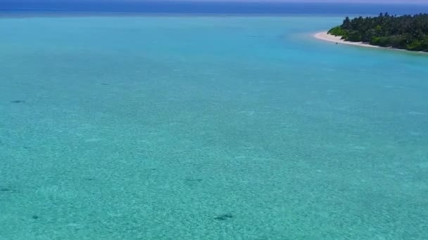 太陽の下で白い砂浜の背景を持つ青いラグーンによる完璧なリゾートビーチアドベンチャーの日当たりの良いパノラマ — ストック動画