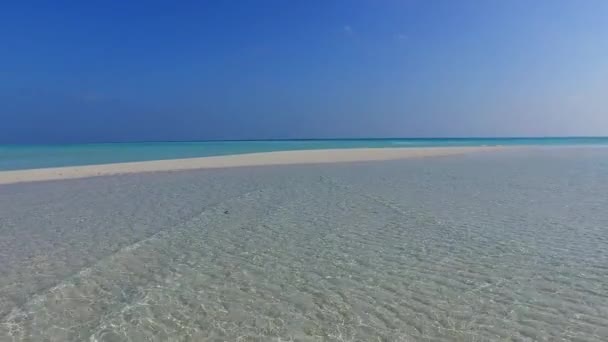 Romantico cielo di rilassante avventura spiaggia turistica da acqua blu con sfondo di sabbia bianca prima del tramonto — Video Stock