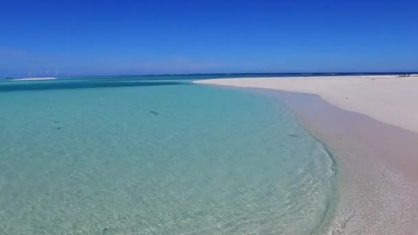 Scenario soleggiato di vacanza spiaggia costa paradisiaca dal mare blu e sfondo di sabbia bianca dopo l'alba — Video Stock