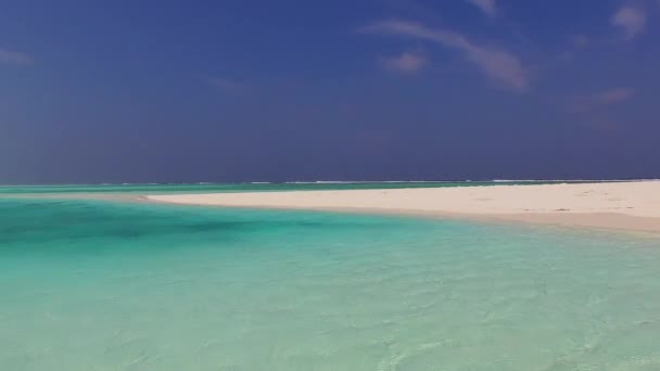 Romantisk havsbild av exotiska kust strand resa med turkost vatten med vit sand bakgrund nära sandstrand — Stockvideo