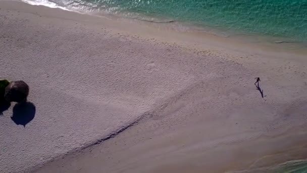 Flygdrönare landskap av lugn ö strand semester med blått grönt vatten med vit sand bakgrund — Stockvideo