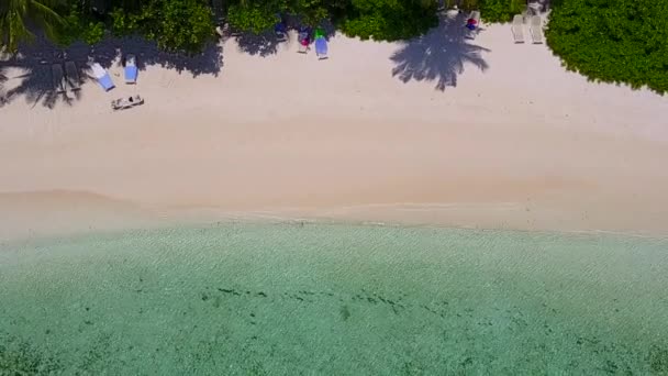 Kopiuj streszczenie przestrzeni pięknej plaży turystycznej podróży niebieską laguną i jasnym, piaszczystym tle w pobliżu fal — Wideo stockowe