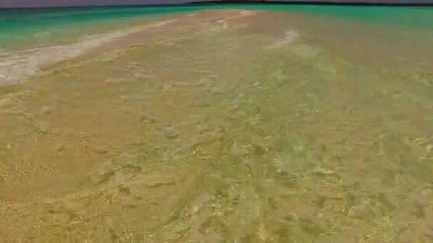 Menutup alam laut idyllic melihat perjalanan pantai dengan laut pirus dan latar belakang berpasir putih dekat gelombang — Stok Video