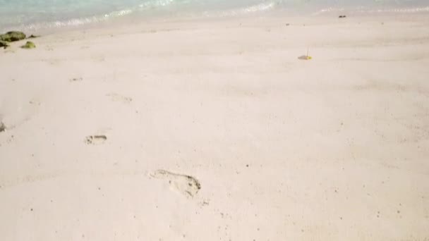 Brede hoek natuur van prachtig uitzicht op zee strand levensstijl door blauw groen water en wit zand achtergrond in de buurt van surfen — Stockvideo
