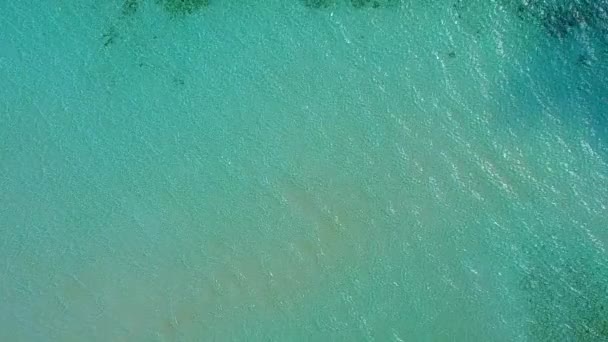 Romantis lanskap pantai idyllic margasatwa dengan air biru dan pasir bersih latar belakang sebelum matahari terbenam — Stok Video