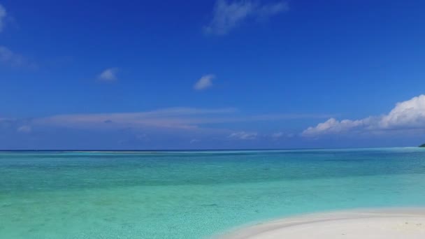 Marina diurna de tranquila viagem de praia turística pelo oceano azul verde com fundo arenoso branco perto do resort — Vídeo de Stock