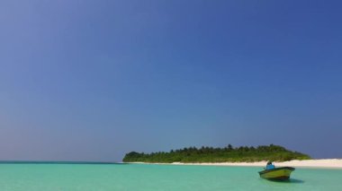 Gündüz turizmi sakin sahil şeridi deniz kenarında deniz mavisi ve beyaz kumlu arka planda sörf.