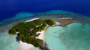 Tropikal lagünün boş gökyüzü kumsalın yanında beyaz kumlu arka plan ile mavi su kıyısına yolculuk