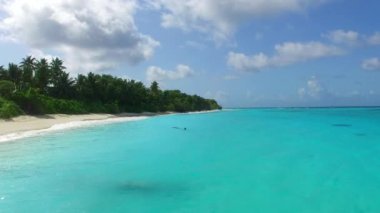 Mavi gölün kenarındaki dinlendirici ada turizmi tatil beldesi yakınlarındaki beyaz kumlu arka planda
