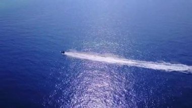 Güneşin doğuşundan sonra beyaz kum arka planlı sığ okyanus kıyısında romantik bir göl gezisi.