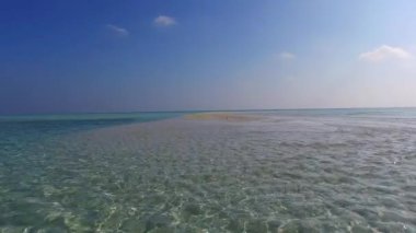 Deniz manzaralı sığ okyanus kıyısındaki boş deniz manzarası ve dalgaların yanında beyaz kumlu arka plan