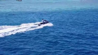 Geniş açılı egzotik sahil manzarası dinlenme yerinin yakınındaki temiz kum arka planına sahip temiz bir lagünün yanından geçiyor.