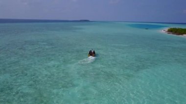 Cennetin romantik doğası deniz manzaralı deniz manzaralı sığ sularda gün batımından önce temiz kum arkaplan