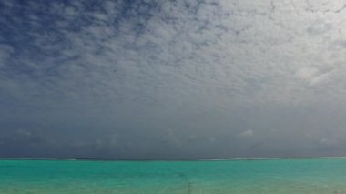 Mavi okyanus ve resif yakınlarında beyaz kumlu arka planda mükemmel tatil beldesi macerası.