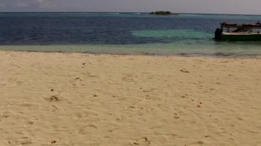 Sahil kenarındaki deniz tatil beldelerinin geniş açılı manzarası.