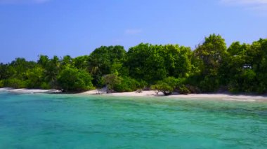 Deniz kıyısı sahil yolculuğunun boş yolculuğu. Mavi deniz kıyısında. Beyaz kumlu arka plan güneş ışığı altında.