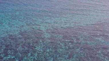 Deniz adası sahil tatilinin mavi yeşil deniz ve dalgaların yanındaki beyaz kum arka planının uzay turizmini kopyala