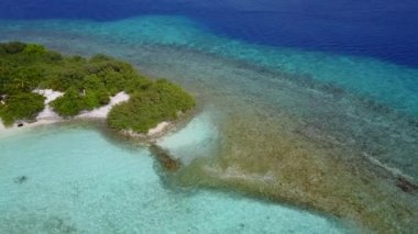 Lüks deniz manzaralı deniz manzaralı deniz yolculuğunun güneşli dokusu su mavi suyu ve tatil köyü yakınlarındaki beyaz kumlu arka plan.
