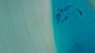 Güzel göl kıyısının güneşli dokusu tatil köyü yakınlarında beyaz kumlu arka planda mavi sularda tatil yapıyor.