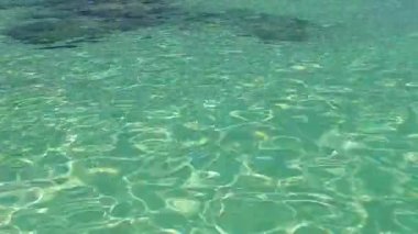 Lüks deniz kıyısı manzaralı sığ okyanus manzarası ve beyaz kum arka planı