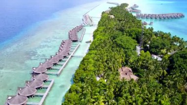 Güzel ada plajının yaz turizmi gün batımından önce beyaz kum arka planına sahip sığ lagünün yanından geçiyor.