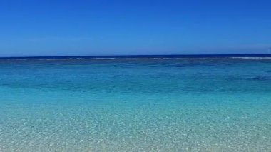 Geniş açı manzaralı cennet lagünü sahil yolculuğu mavi deniz kıyısında beyaz kumlu arka plan kumsalın yanında