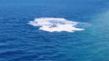 Deniz kıyısı sahil seyahatinin yaz manzarası mavi deniz ve kumsal kenarındaki beyaz kum arka planı