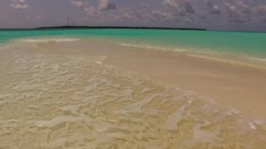 Cennet deniz manzarası. Turist plajı. Mavi yeşil deniz ve tatil köyü yakınlarında beyaz kumlu arka plan.