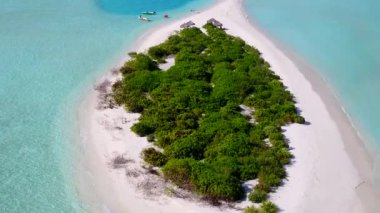 Güzel sahil sahili sahili manzarasını kapayın. Mavi yeşil okyanus, kumsalın yakınındaki beyaz kum arka planına sahip.