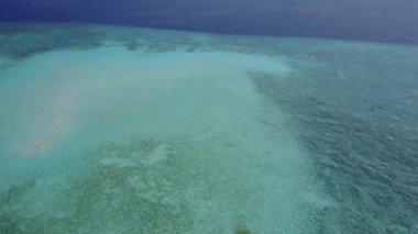 Lüks körfez sahil yaşam tarzının uzay dokusunu mavi okyanus ve dalgalara yakın beyaz kumlu arka plan ile kopyala