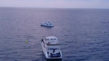 Güneş batmadan önce beyaz kum arka planlı, mavi sularda mükemmel sahil sahili yaşam tarzına sahip manzarayı kapatın.