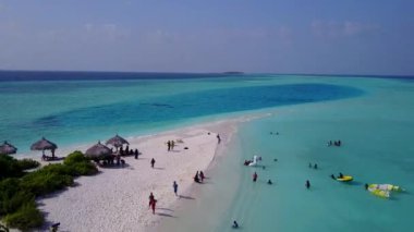 Beyaz kumlu arka planlı mavi okyanus kıyısında tropikal turist plajı tatili için hava aracı gökyüzü
