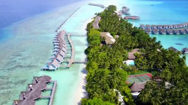 Kıyı şeridini rahatlatan hava aracı dokusu. Mavi deniz kenarında beyaz kumlu arka plan.