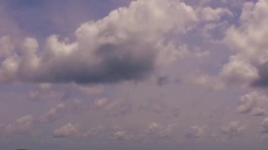 Turkuaz okyanus ve tatil köyü yakınlarındaki beyaz kum arka planındaki cennet gibi sahil saatinin geniş açılı doğası.