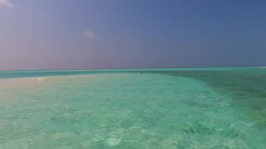 Deniz adası sahil gezisinin gündüz turizmi. Su mavi lagünü ve palmiyelerin yakınındaki beyaz kum arka planı.
