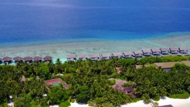 Dalgalara yakın beyaz kum arka planlı sığ sularda lüks sahil yolculuğunun romantik soyutlaması