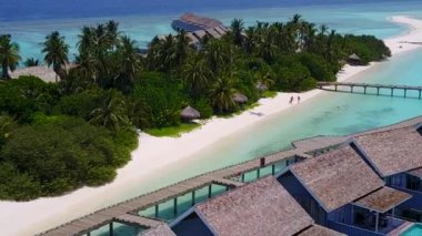 Yaz turizmi mükemmel ada plajı yaşam tarzı. Güneş doğduktan sonra beyaz kum arka planına sahip mavi su.