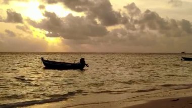 Şeffaf deniz kıyısında, tatil köyü yakınlarında beyaz kumlu arka planı olan sakin turist plajı saatinin soyutluğunu kapat.