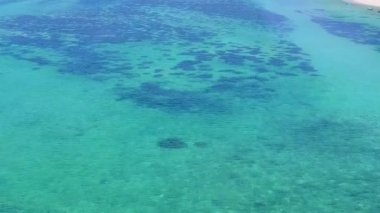 Günbatımından önce şeffaf göl kenarındaki lüks turistik plajların soyutlanması ve temiz kum arkaplanı.