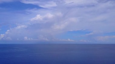 Temiz lagün ve beyaz kumlu arka planda sakin bir sahil gezisinin insansız hava aracı dokusu.