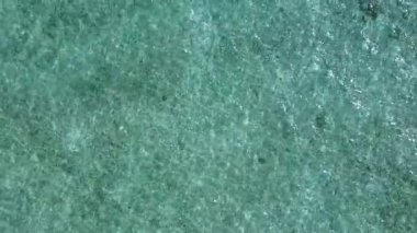 Mavi lagün ve tatil köyü yakınlarındaki beyaz kumlu arka plandaki egzotik sahil şeridini kapatın.
