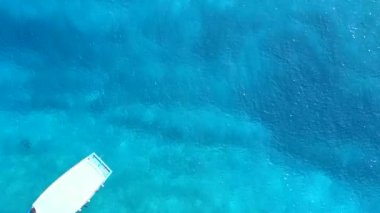 Geniş açı gökyüzü egzotik körfez sahili macerası Aqua Blue Lagoon 'un beyaz kum arka planı dalgaların yanında