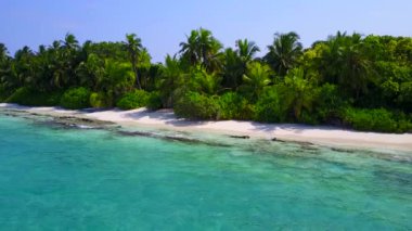 Mavi su ve parlak kumlu arka planda mükemmel sahil plajı tatili olan hava aracı gökyüzü.