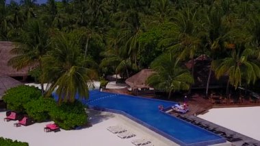 Lüks deniz manzaralı yaz turizmi. Mavi yeşil su ve kumsal kenarındaki beyaz kum arka planı.